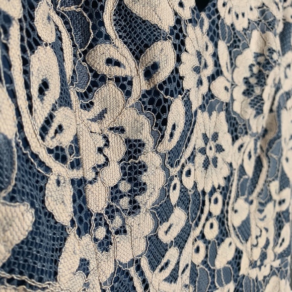 VINCE CAMUTO LACE V-NECK DRESS - Picture 3 of 7